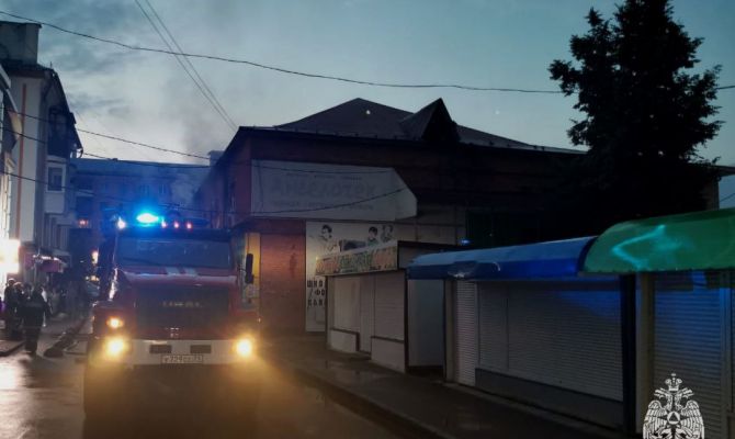 В Ефремове загорелся магазин детской одежды