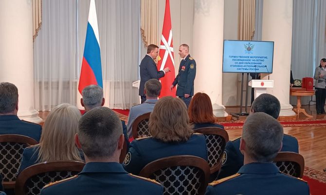 Алексей Дюмин наградил лучших сотрудников УФСИН