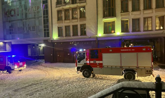К ТЦ "Гостиный двор" в Туле прибыли пожарные машины