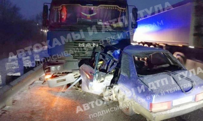 Под Ефремовом водитель "девятки-седан" погиб в столкновении с грузовиком