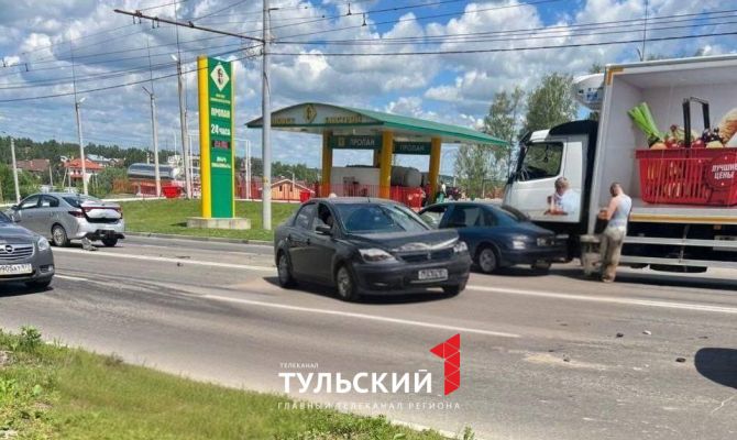 Движение по улице Октябрьской в Туле встало из-за массового ДТП