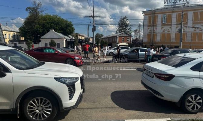 В Туле произошло ДТП напротив арт-квартала Искра