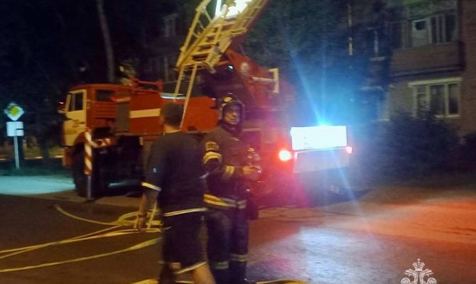 37 человек эвакуировали из горящего дома в Алексине