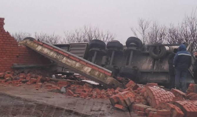 В Волово грузовик врезался в автобусную остановку: водитель погиб