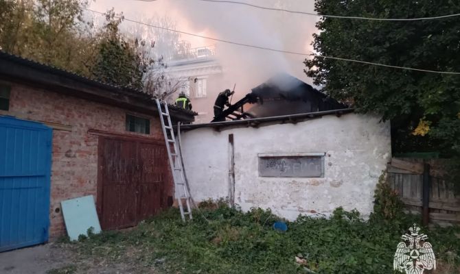 На улице Ленина в Богородицке загорелись сараи