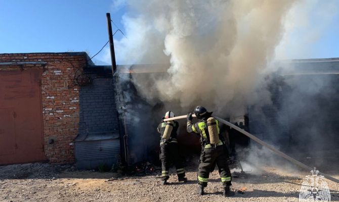 В Новомосковске сгорел гараж с машиной