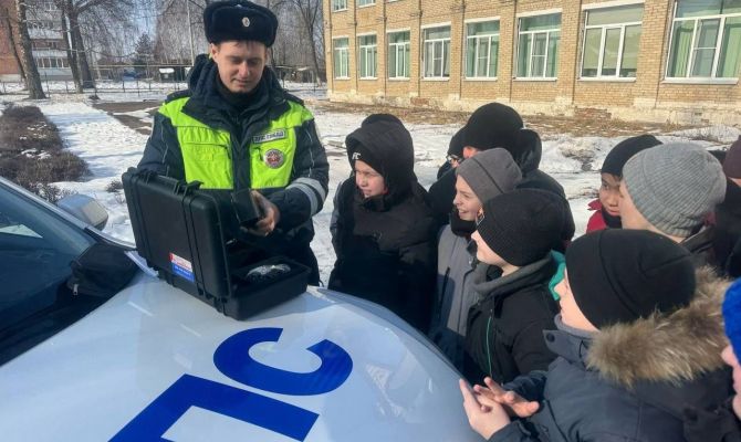 Тульским школьникам показали оснащение патрульного автомобиля ДПС