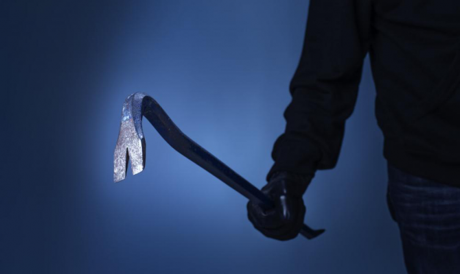 В Епифани мужчина с монтировкой отобрал у продавца деньги и товар