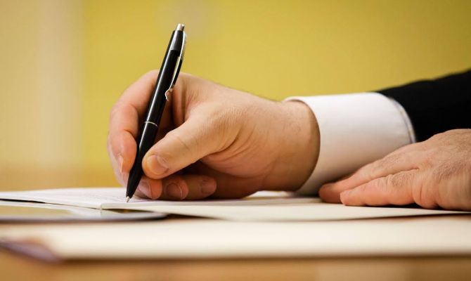 Увеличение МРОТ и право на парковочные места: Владимир Путин подписал новые законопроекты