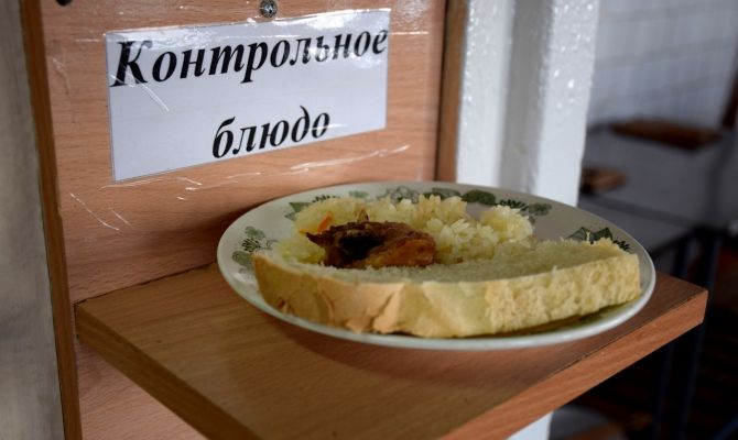 С 1 сентября учеников младших классов обеспечат бесплатным горячим питанием 