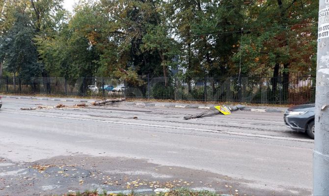 В Туле на улице Тимирязева упавший столб перегородил дорогу