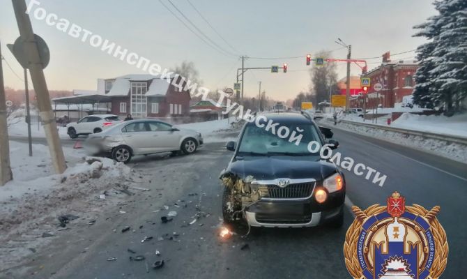 «Шевроле» и «Шкода» столкнулись на встречке на трассе М-2 в Тульской области