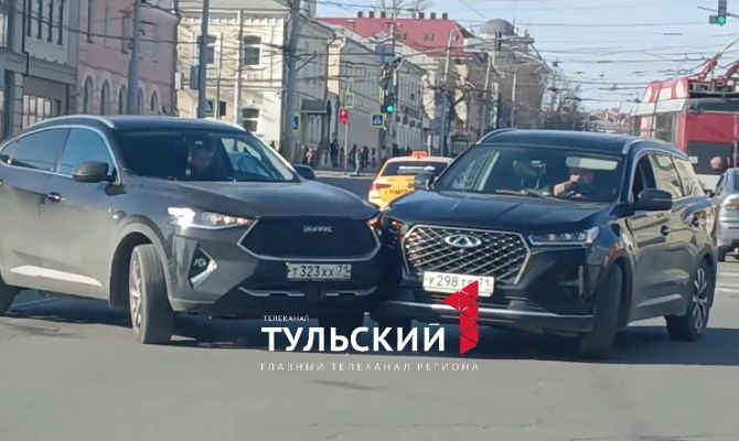 Серия ДТП прокатилась по улице Октябрьской в Туле