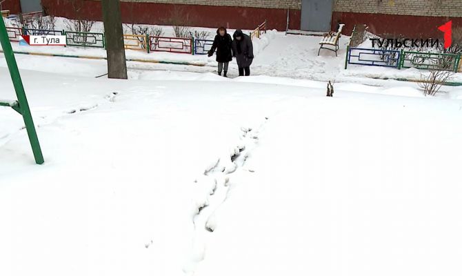Во дворе жилого дома в Туле появился каток из нечистот