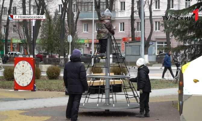 Вандалы: центральную площадь в Новомосковске приводят в порядок после очередной выходки хулиганов