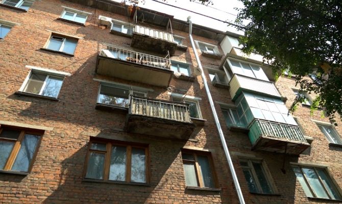 Тульский Плюшкин ежедневно выбрасывает с балкона дохлых ежей и мусор