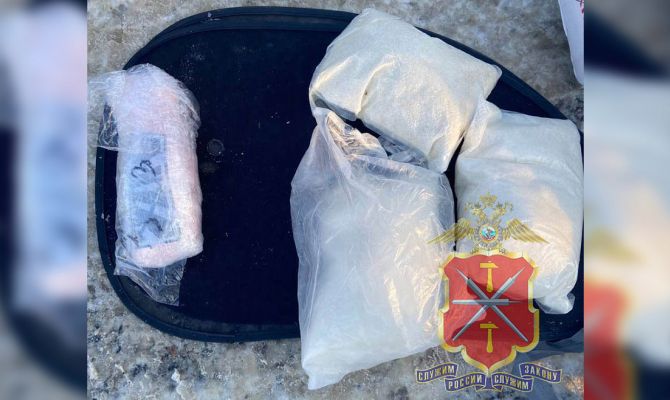 Курьер из Челябинска вез через Тулу более тысячи таблеток и 400 граммов наркотиков