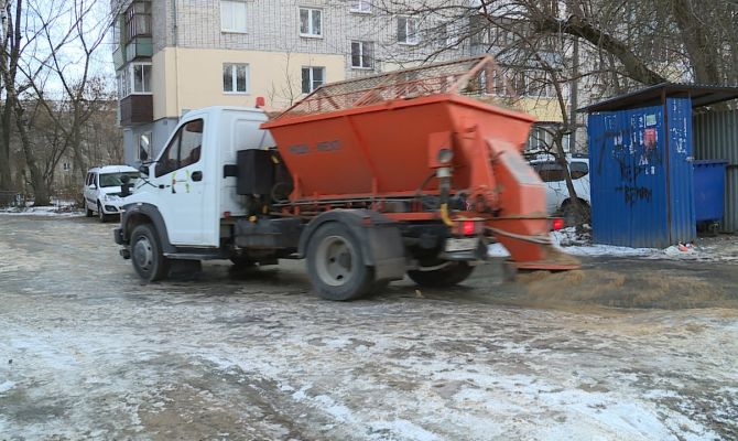 «Хожу очень осторожно»: туляки пожаловались на покрытые льдом дороги во дворах