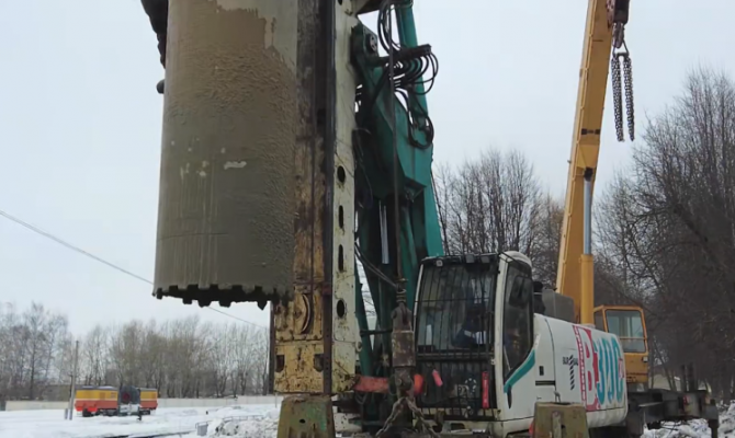 В Узловой смонтировали сваи под опоры для моста через железнодорожный переезд