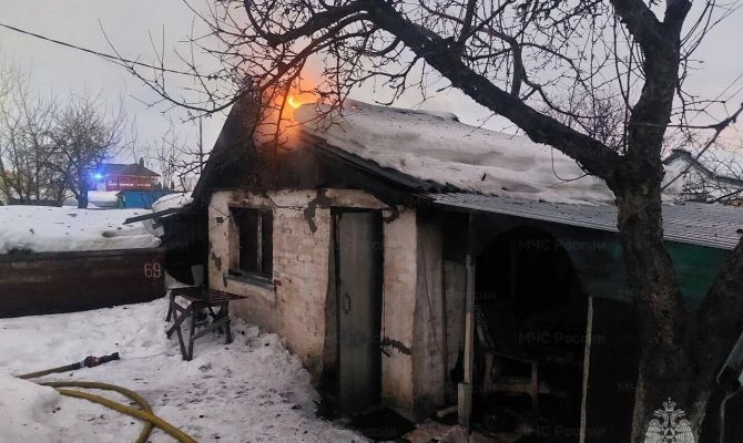 В Тульской области сгорели заброшка и сарай