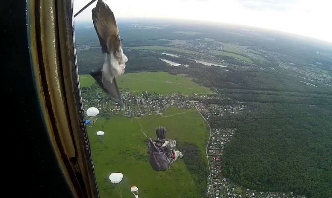 В Тульской области юнармейцы впервые прыгнули с парашютом