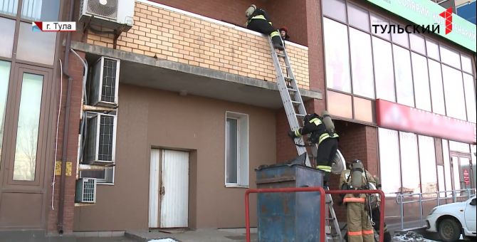 Тульские сотрудники МЧС "тушили" многоэтажку: как это было 