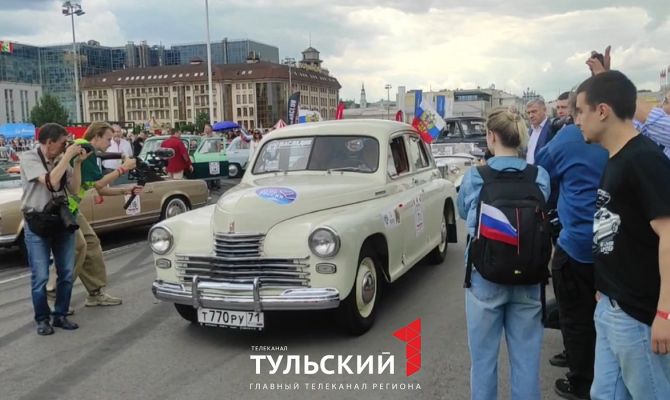 Губернатор Тульской области проехал за рулем советской «Победы» 1953 года
