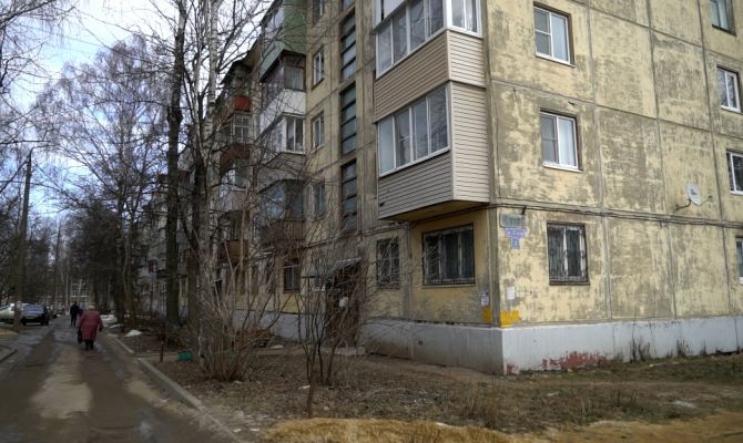 В щекинской 5-этажке болото стоков канализации «вытекает» из унитазов жителей первого этажа