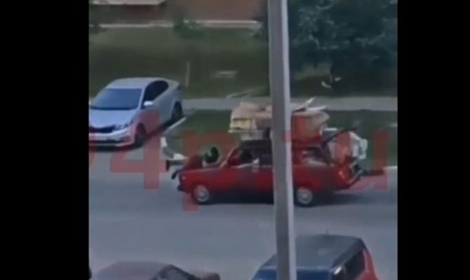 Поехали: в Туле мужчина нагрузил "ВАЗ" макулатурой и прокатился на капоте