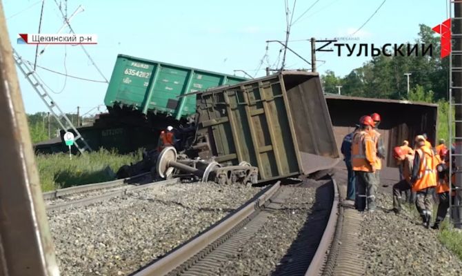 Груда металла и рассыпанная руда: что сейчас происходит на месте ж/д аварии под Тулой