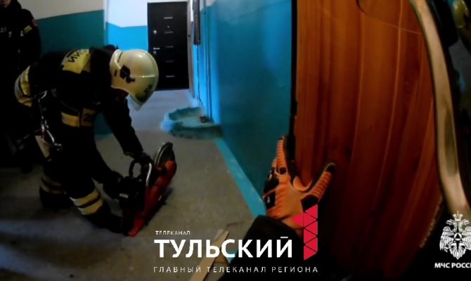 В Новомосковске спасатели помогли пенсионерке выбраться из запертой квартиры 
