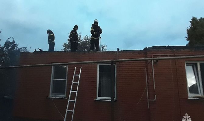 В Кимовске на улице Шувалова загорелся частный дом и гараж