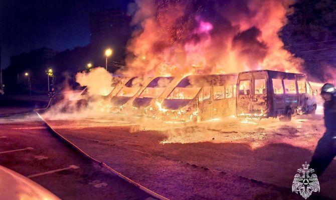 На парковке в Туле сгорели 11 микроавтобусов: возбуждено уголовное дело