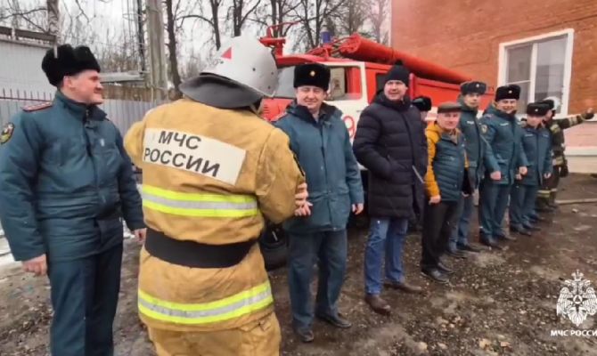 В Киреевском районе пожарного окатили водой из шланга перед выходом на пенсию