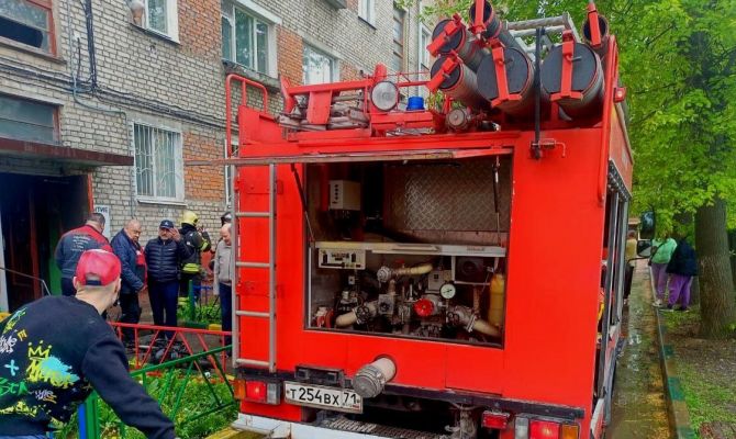 В Туле двух человек спасли из пожара в жилом доме
