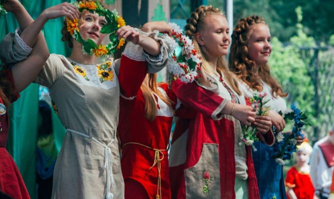 "Курочка Ряба" в Поленово: станцуют, споют и покажут