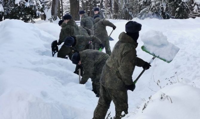 Десантники из Тулы расчистили снег в музее-заповеднике Поленова