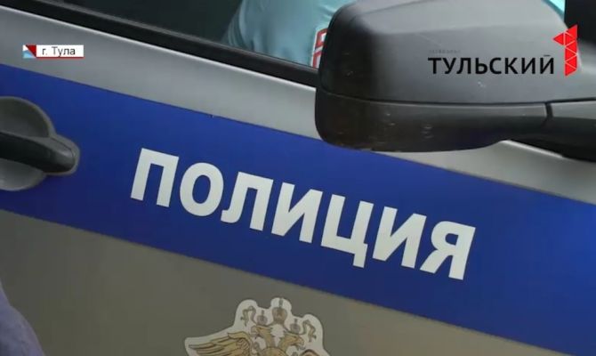 В г. Щекино голый мужчина на улице откусил себе часть руки