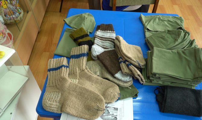 Пенсионерки из Плавска по 5 часов день делают сухой душ и носки для бойцов СВО