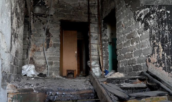 В Ясногорске жители 2-этажки больше года не могут попасть домой из-за сгоревшего подъезда