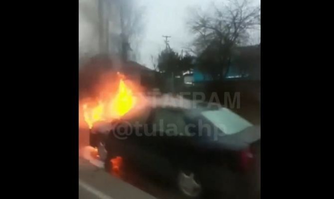 В тульском  Маслово на обочине загорелась машина