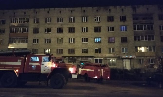 Ночью в Суворове эвакуировали людей из горящего дома