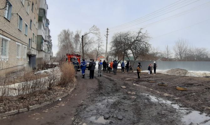 В г. Щекино пришлось эвакуировать жильцов многоэтажки из-за загоревшегося в подвале мусора