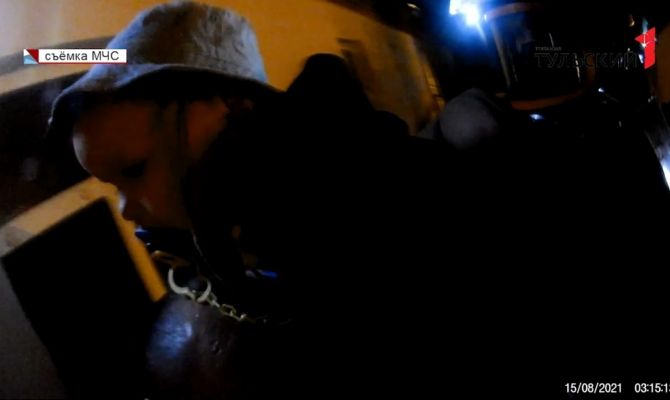 Пожар в новомосковской сталинке: как сотрудники МЧС спасали людей из огня