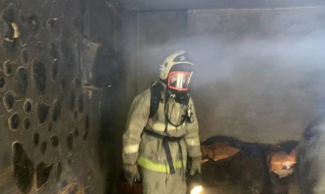 Пожарные в Узловском районе эвакуировали из горящего дома 6 человек и 2 спасли с помощью автолестницы