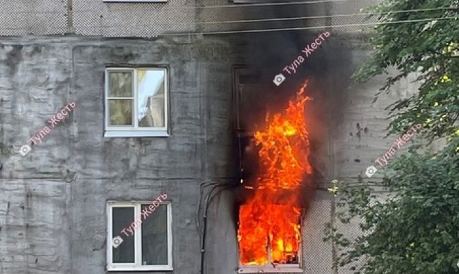 В Туле на улице Ложевой загорелся дом