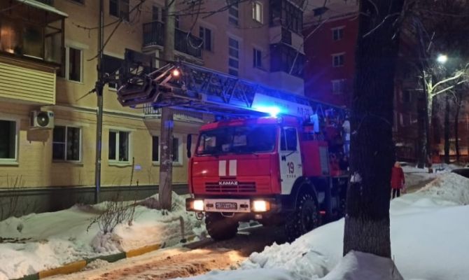 Из пожара в многоквартирном доме в Туле было спасено 10 человек