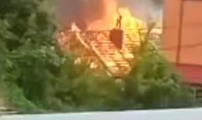 В Новомосковске на улице Первомайской загорелся жилой дом