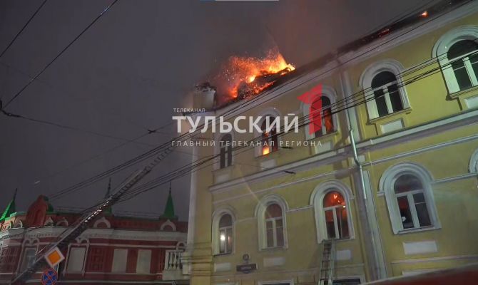 У горящего здания военного госпиталя в Туле обвалился купол