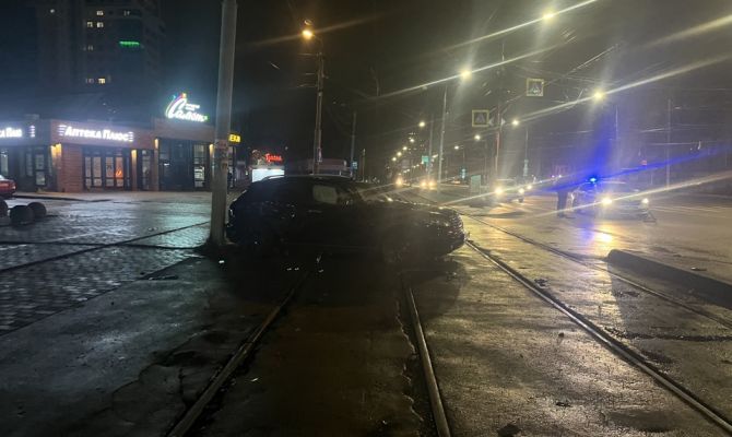 На улице 9 Мая в Туле водитель Infiniti сбил пешехода после ДТП с автобусом